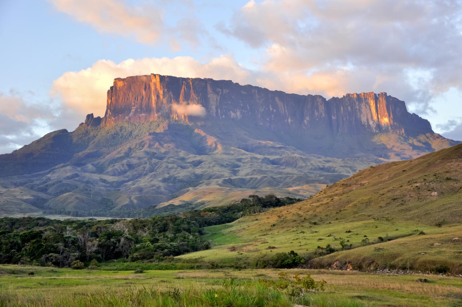 Kukenan_Tepuy_at_Sunset